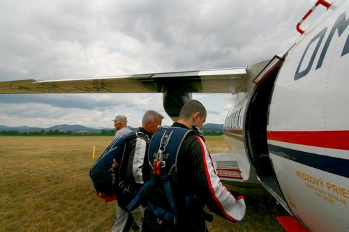 Nástup do lietadla na tandemový zoskok.